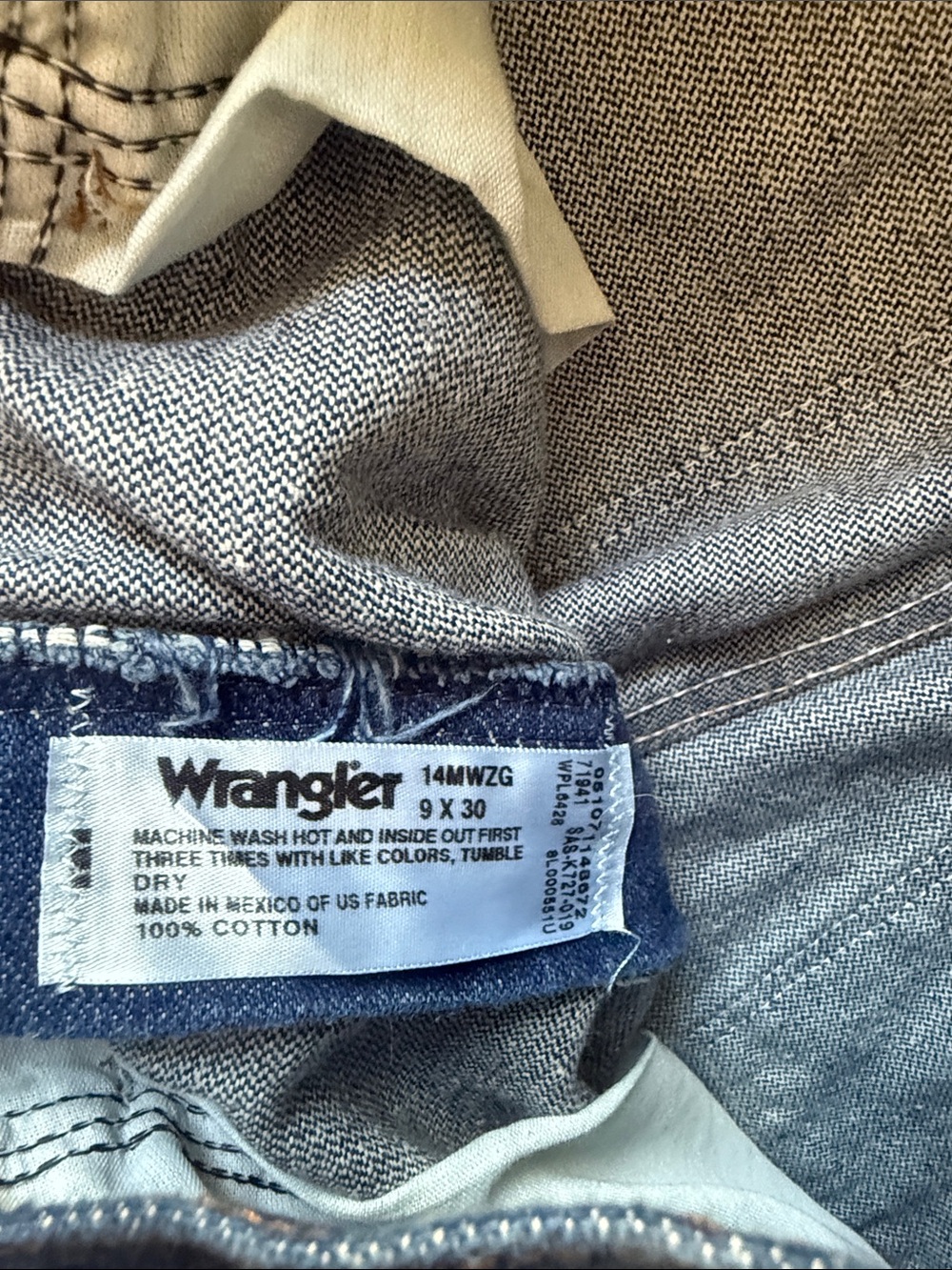 Wrangler Dark Blue Relaxed Fit Men's Jeans - Picture 2 of 8